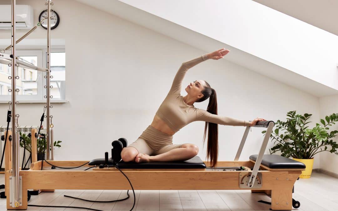 Femme pratiquant le Pilates sur un équipement durable et esthétique dans un intérieur épuré